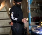 トレードマークバナー長袖Tシャツ 黒 男性 N2JB0V225 Caterpillar |トップス＆アウター - 画像 (2)