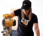 トレードマークロゴTシャツ 黒 女性 N2JB0V322 Caterpillar |トップス＆アウター - 画像 (2)